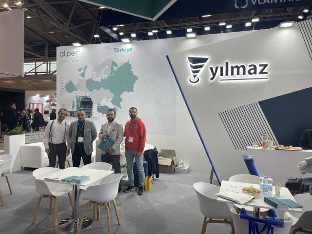 Aufgebauter Messestand mit Team in München
