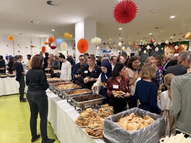 Gäste an einem großen türkisch mediterranen Partybuffet