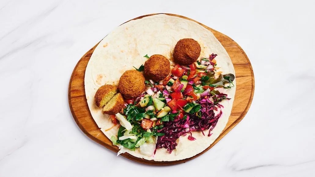 Falafel mit Salat und Gemüse aus dem Sultan Sortiment