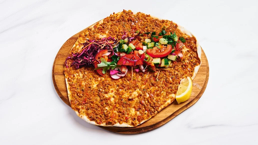 Lahmacun mit Salat