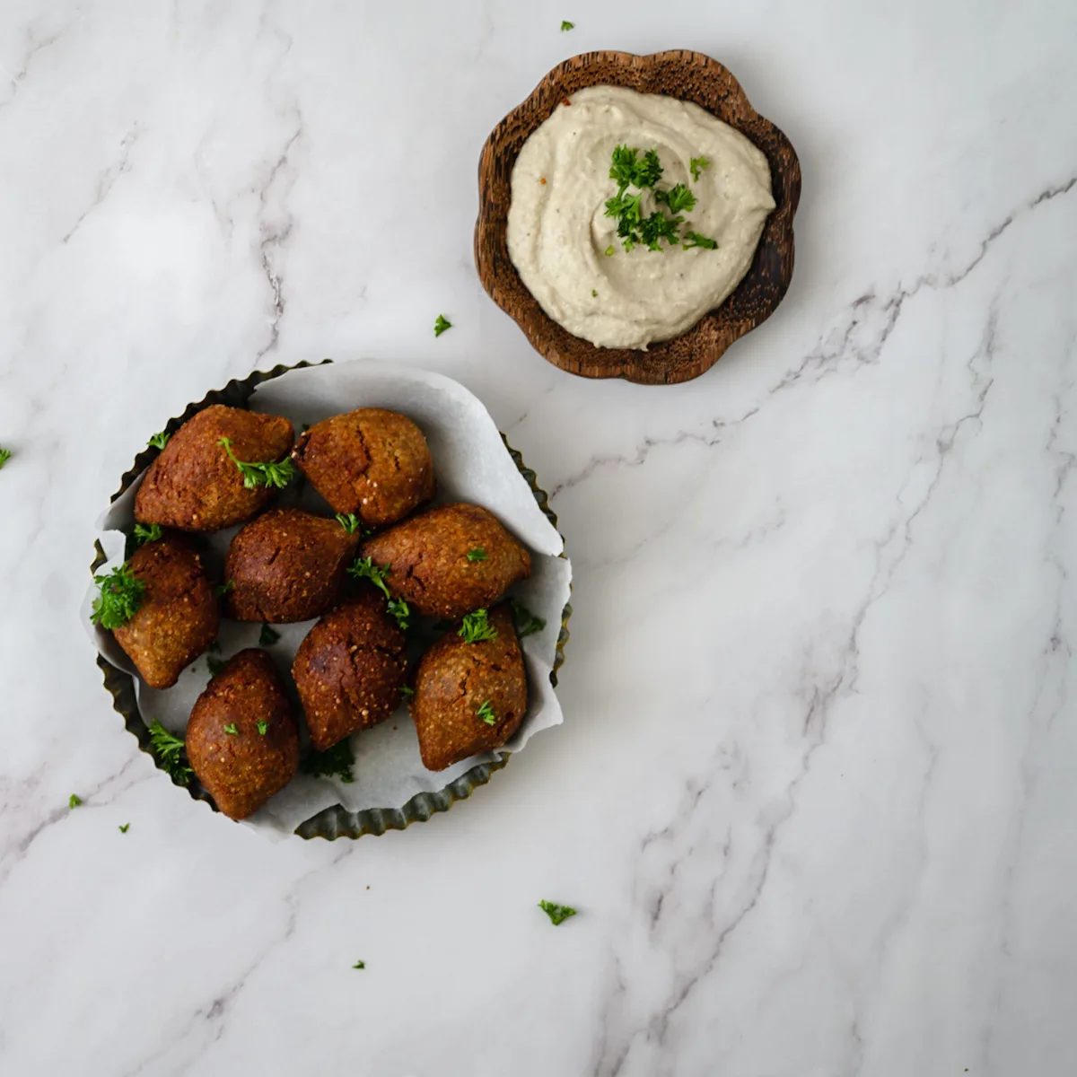 Frittierte Kibbeh mit Dip als Beispielabbildung für İçli Köfte