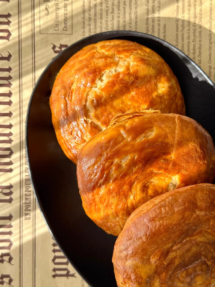Goldbraunes türkisches Börek-Gebäck als Beispielabbildung