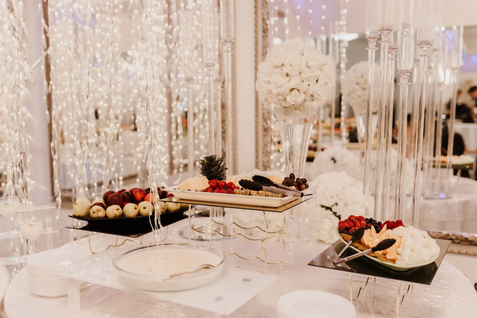 Festlich dekoriertes Hochzeitsbuffet mit Obst und Blumen