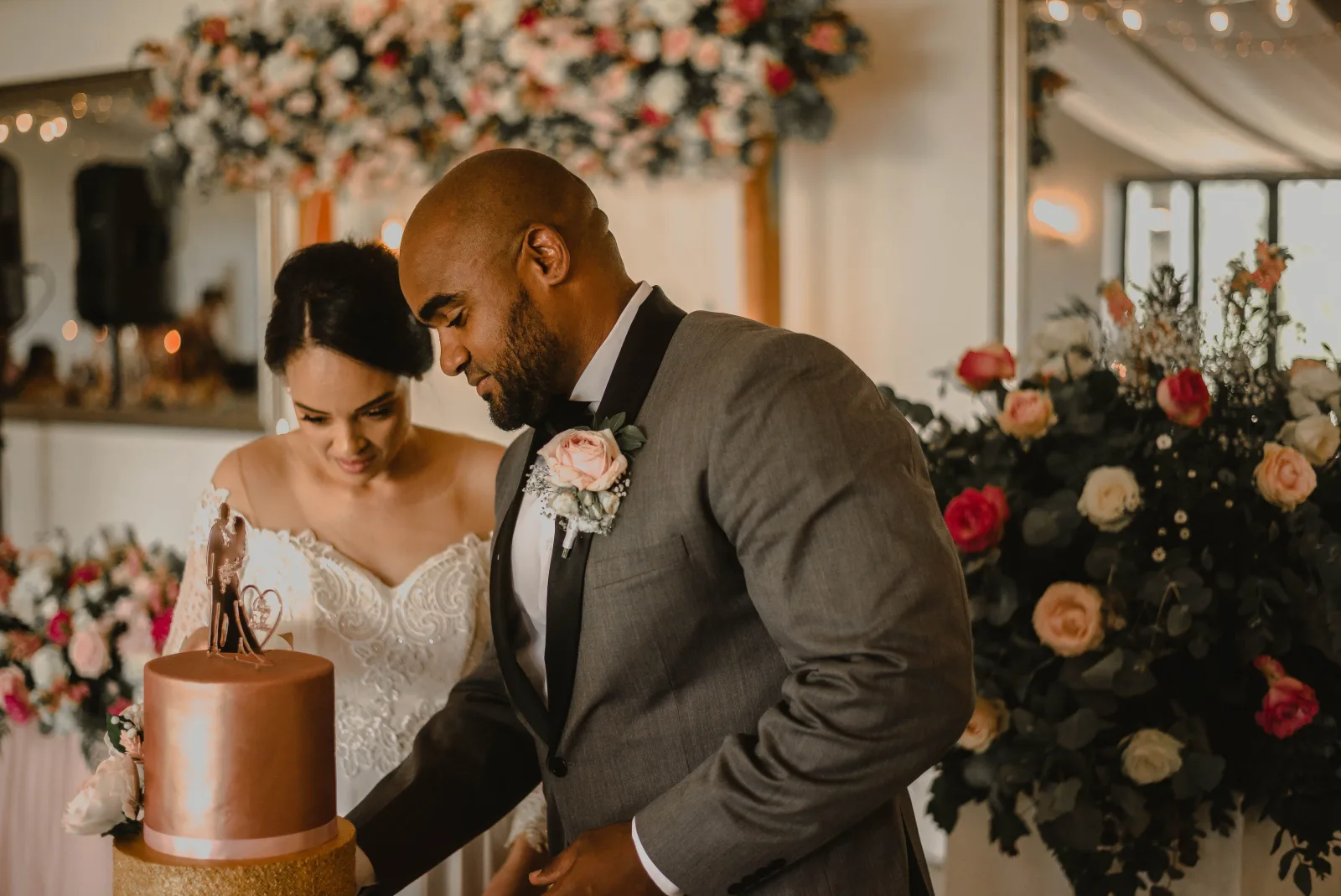 Brautpaar beim Anschneiden der Hochzeitstorte