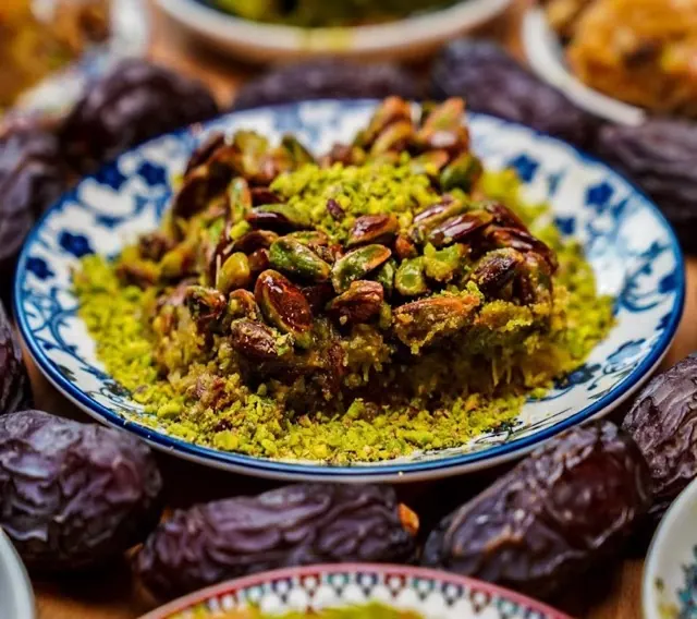 Türkisches Dessert mit Pistazien und Datteln