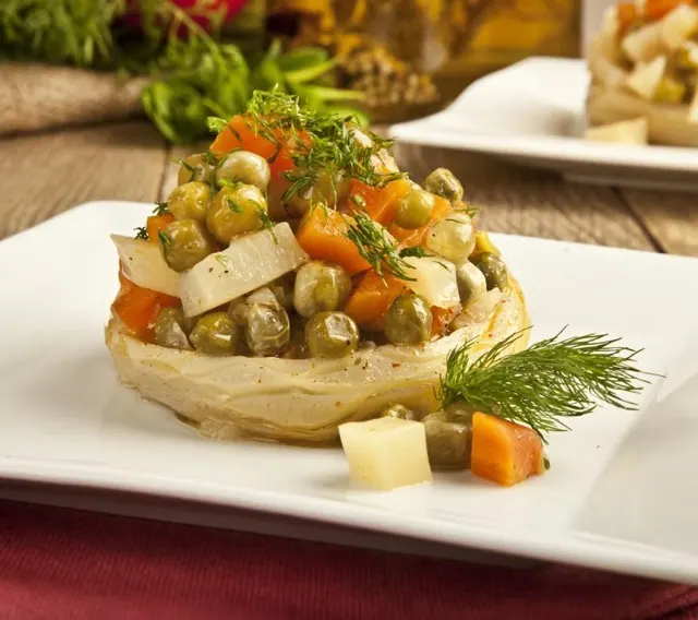 Mediterrane Vorspeise mit Gemüse und Kräutern