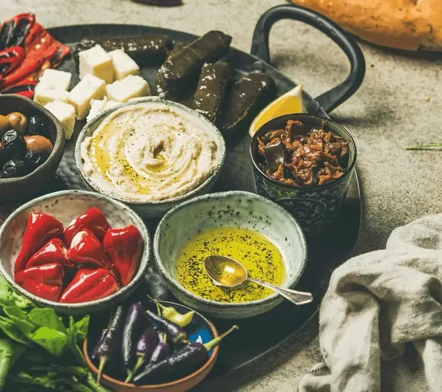 Mediterrane Meze-Auswahl mit Hummus, Weinblättern und Oliven