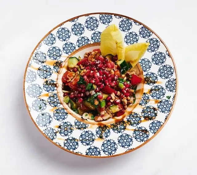 Frischer mediterraner Salat als Teil eines Catering-Buffets